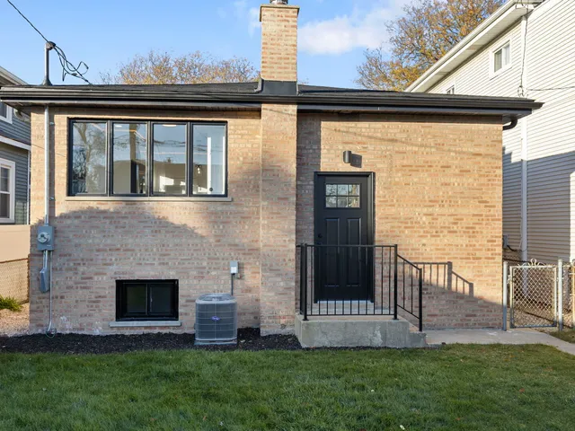 $550,000 | 5625 West Leland Avenue, Chicago, IL 60630