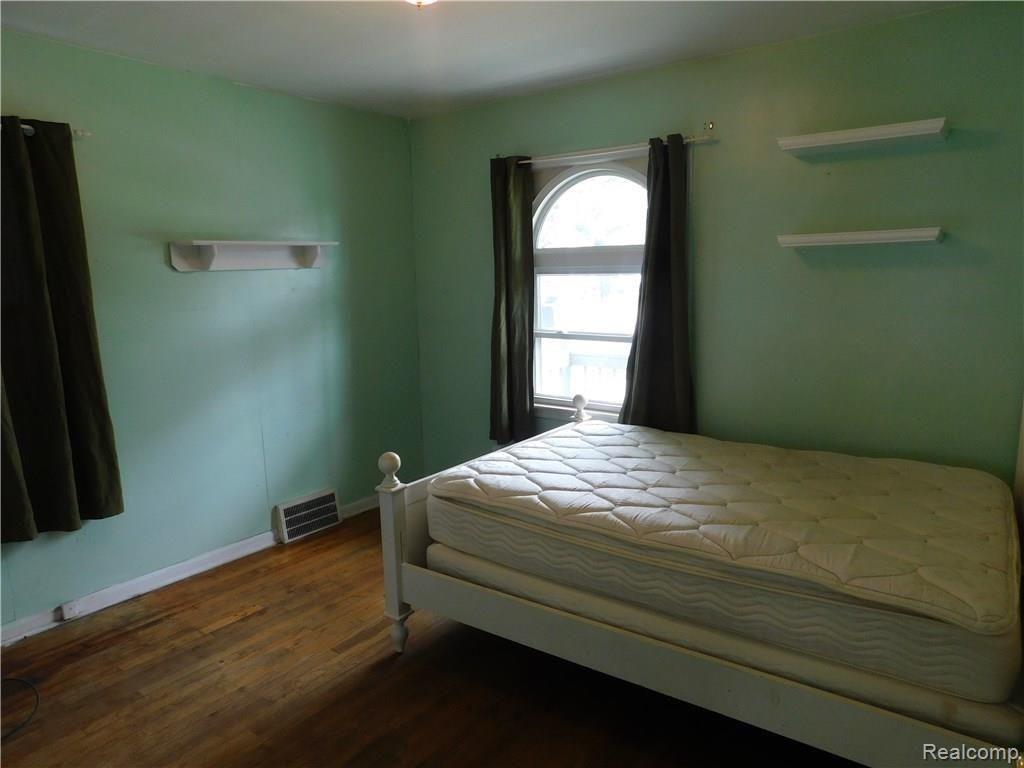 6570 Pelham Road Taylor, MI 48180 - Photo 15 of 36 MASTER BEDROOM