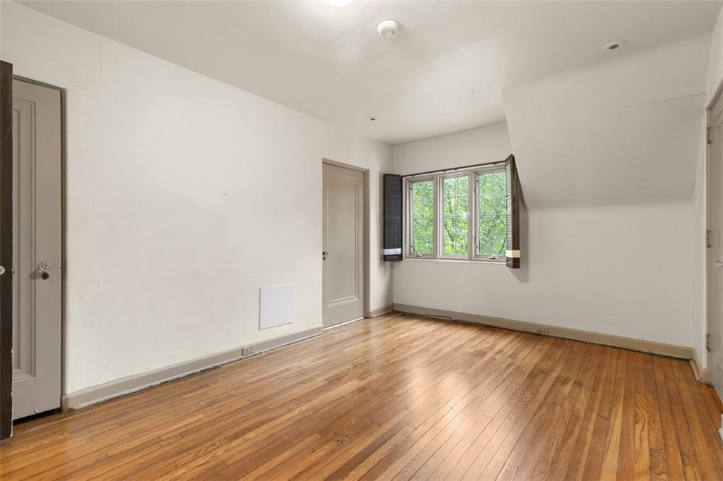 1 Robin Road Pittsburgh, PA 15217 - Photo 29 of 48 an empty room with wooden floor and windows