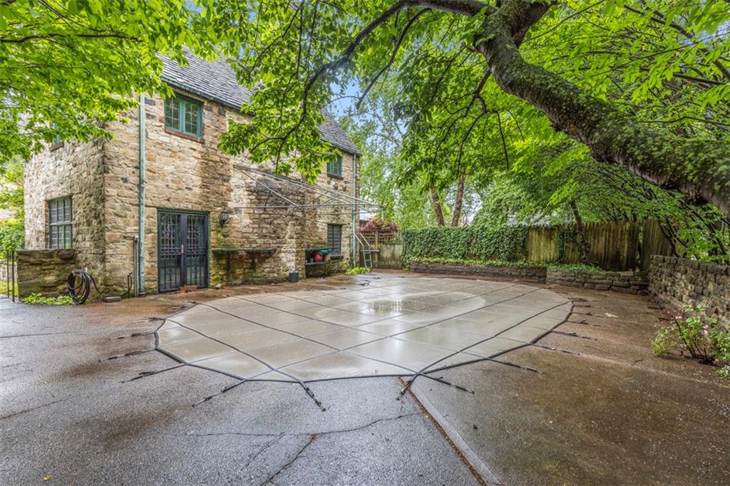 1 Robin Road Pittsburgh, PA 15217 - Photo 40 of 48 a view of a patio with table and chairs and potted plants