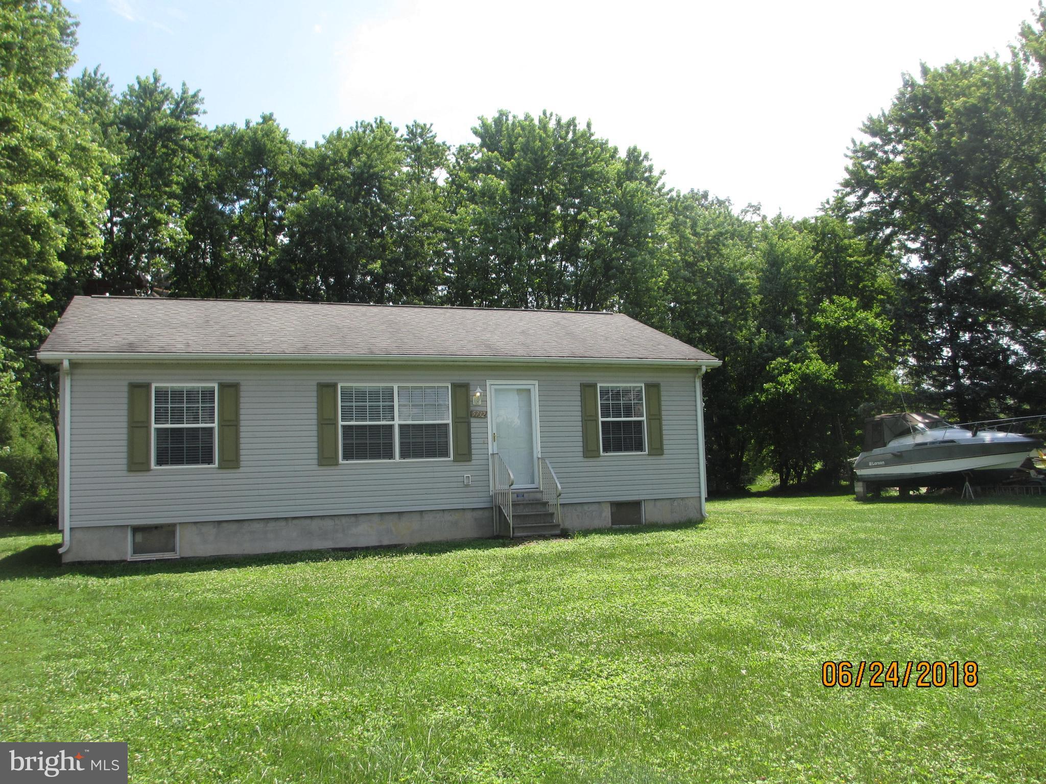 a view of front of a house with a yard