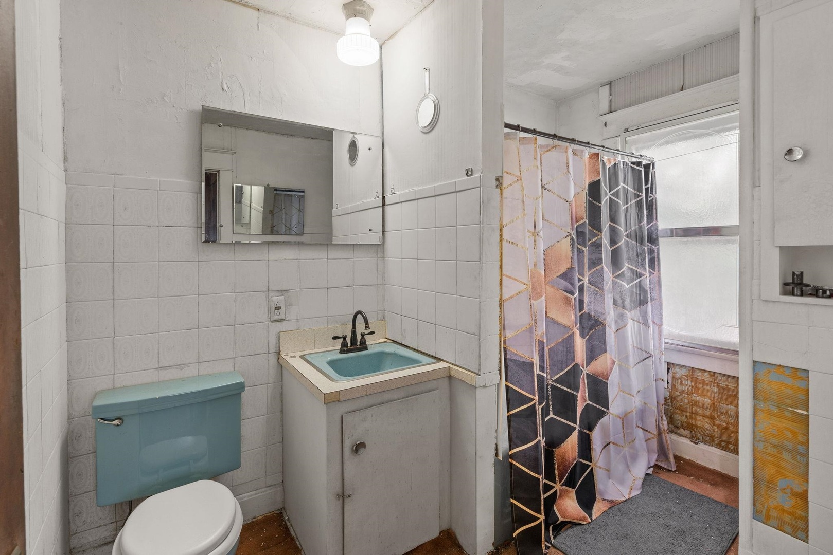 1721 28th Street Rock Island, IL 61201 - Photo 17 of 27 a bathroom with a toilet sink and shower