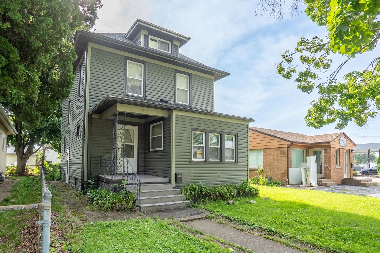 1721 28th Street Rock Island, IL 61201 - Photo 3 of 27 front view of a house with a yard