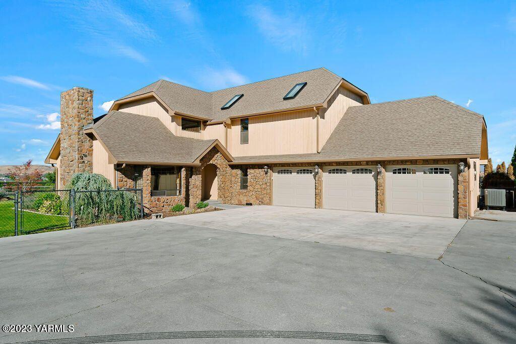 1703 Stein Road Yakima, WA 98908 - Photo 1 of 41 a front view of a house with a yard and garage