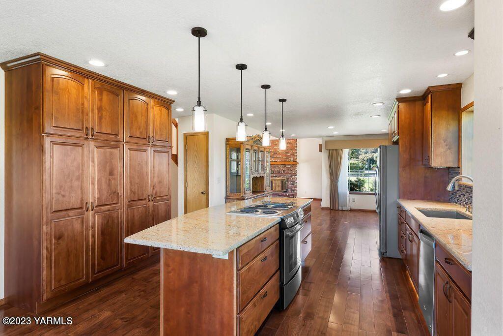 1703 Stein Road Yakima, WA 98908 - Photo 11 of 41 a kitchen with stainless steel appliances granite countertop a sink stove and refrigerator