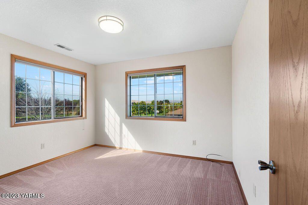 1703 Stein Road Yakima, WA 98908 - Photo 17 of 41 an empty room with windows