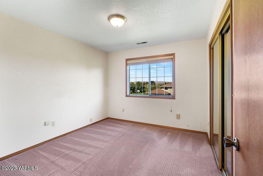 1703 Stein Road Yakima, WA 98908 - Photo 18 of 41 an empty room with windows