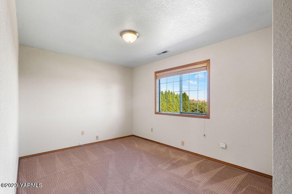 1703 Stein Road Yakima, WA 98908 - Photo 19 of 41 an empty room with a window