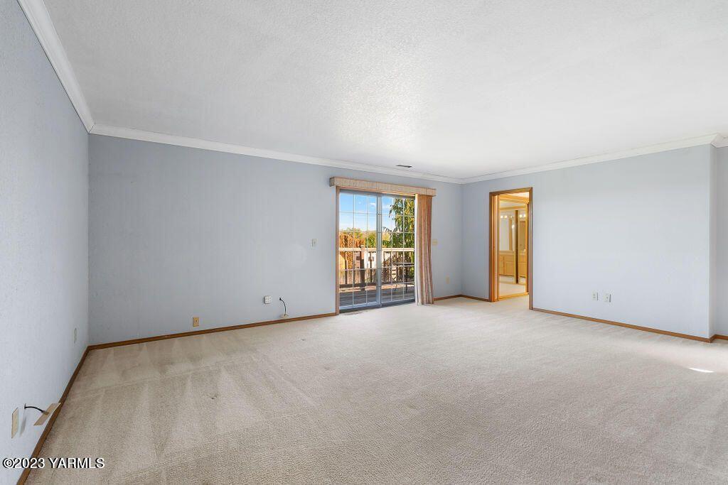 1703 Stein Road Yakima, WA 98908 - Photo 21 of 41 an empty room with windows