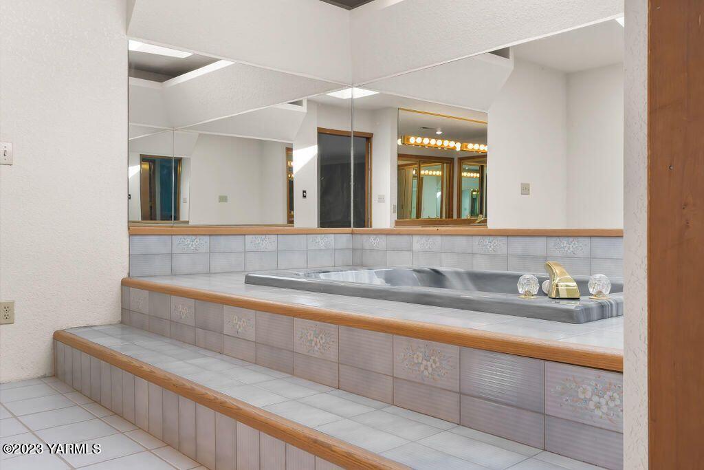 1703 Stein Road Yakima, WA 98908 - Photo 27 of 41 a bathroom with a sink and a mirror