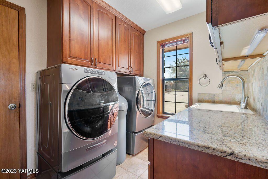1703 Stein Road Yakima, WA 98908 - Photo 29 of 41 a utility room with sink dryer and washer