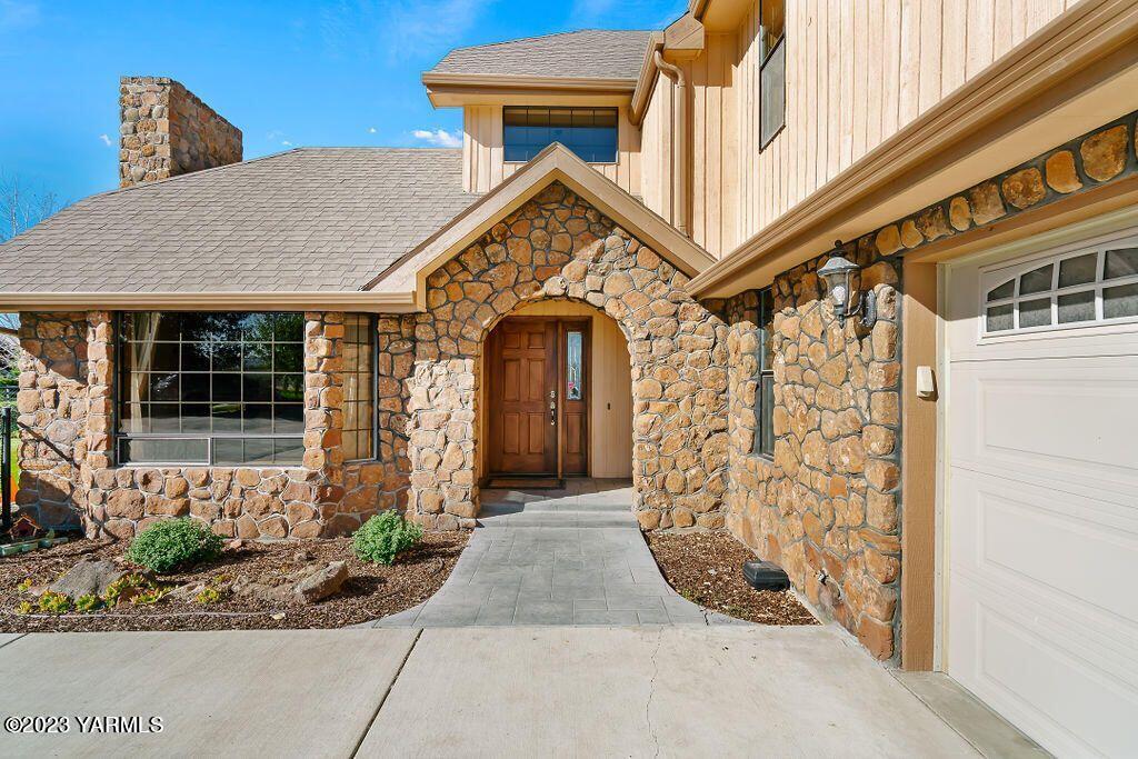 1703 Stein Road Yakima, WA 98908 - Photo 3 of 41 a view of entrance gate of a house