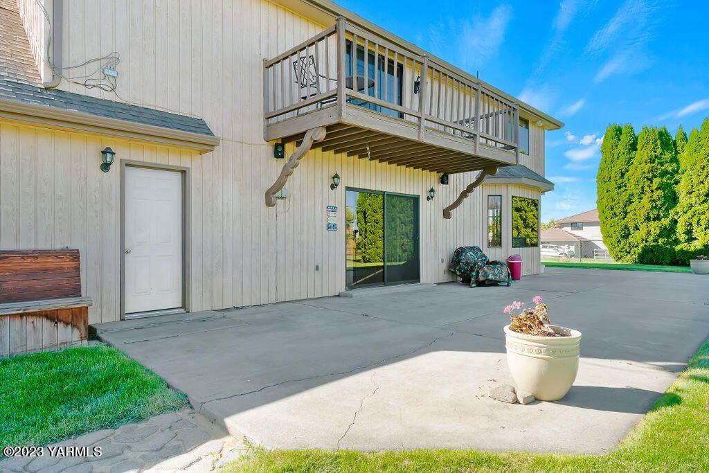 1703 Stein Road Yakima, WA 98908 - Photo 32 of 41 a front view of a house with patio