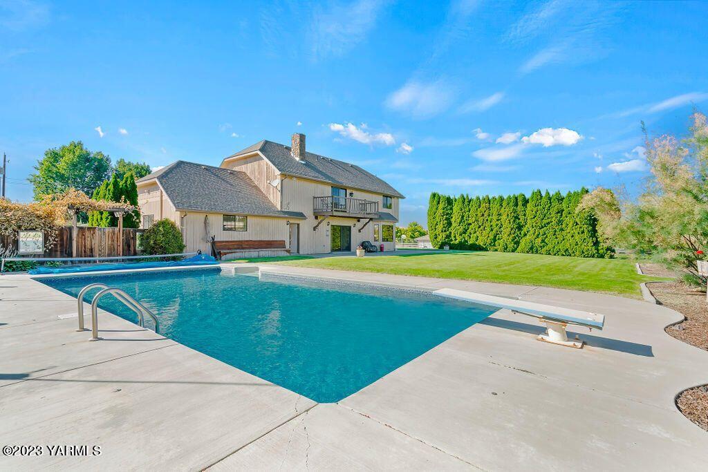 1703 Stein Road Yakima, WA 98908 - Photo 33 of 41 a view of pool with a yard