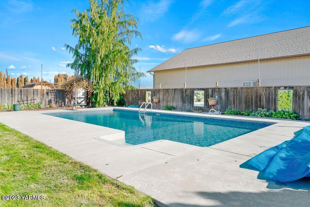 1703 Stein Road Yakima, WA 98908 - Photo 34 of 41 a view of swimming pool with a yard