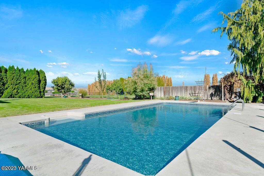 1703 Stein Road Yakima, WA 98908 - Photo 35 of 41 a view of a backyard