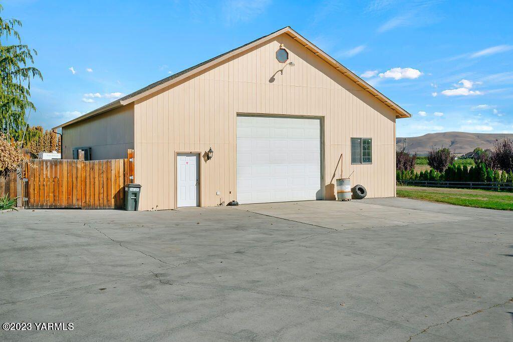 1703 Stein Road Yakima, WA 98908 - Photo 38 of 41 a view of backyard of house