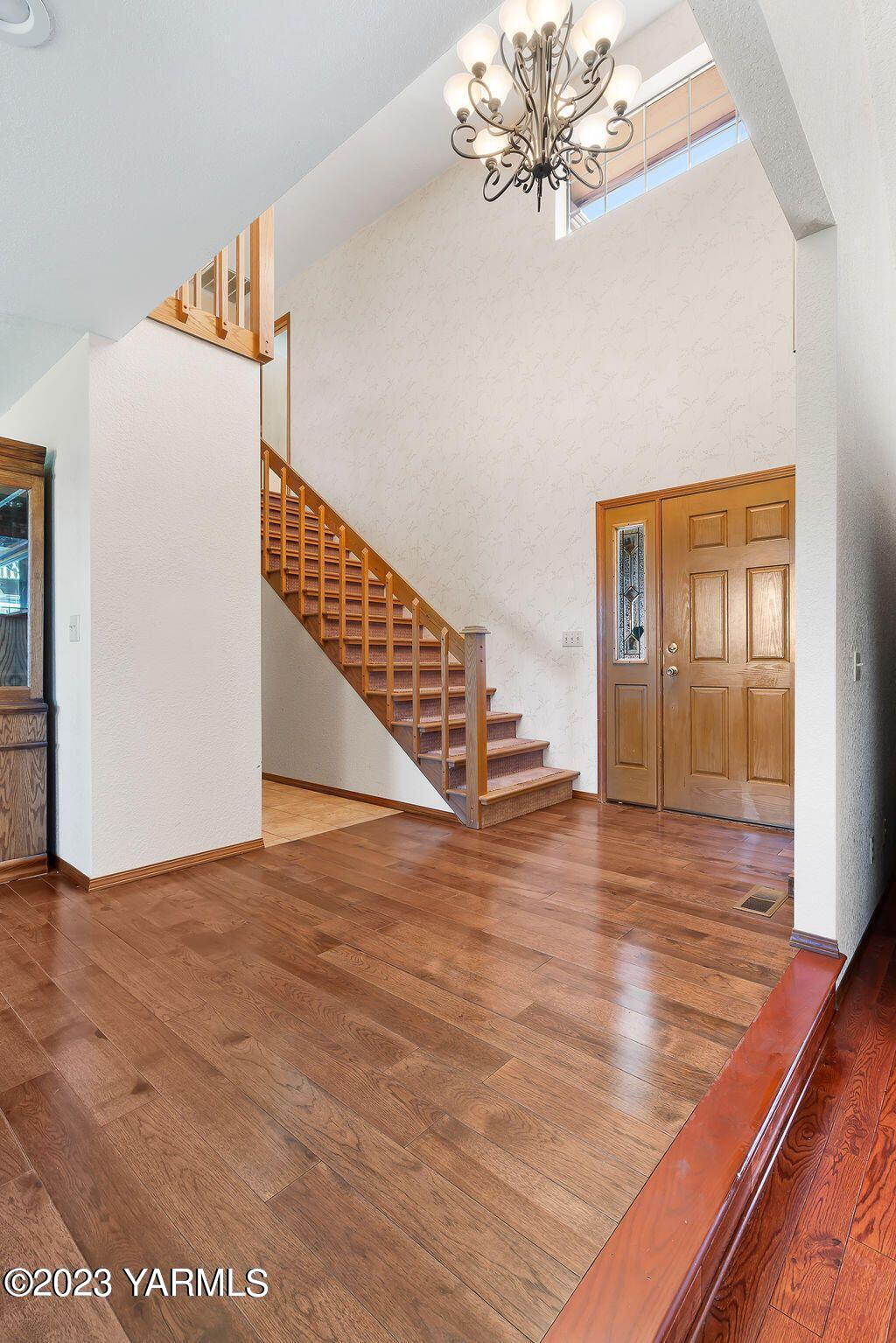 1703 Stein Road Yakima, WA 98908 - Photo 4 of 41 a view of an empty room with wooden floor and a window
