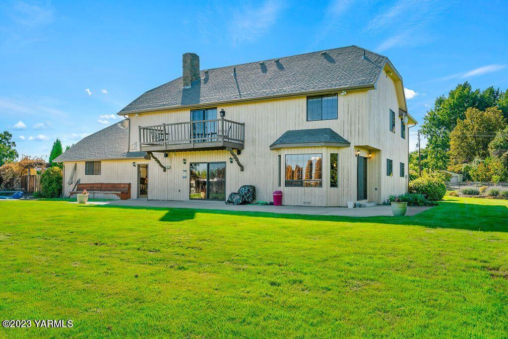 1703 Stein Road Yakima, WA 98908 - Photo 41 of 41 a front view of a house with garden