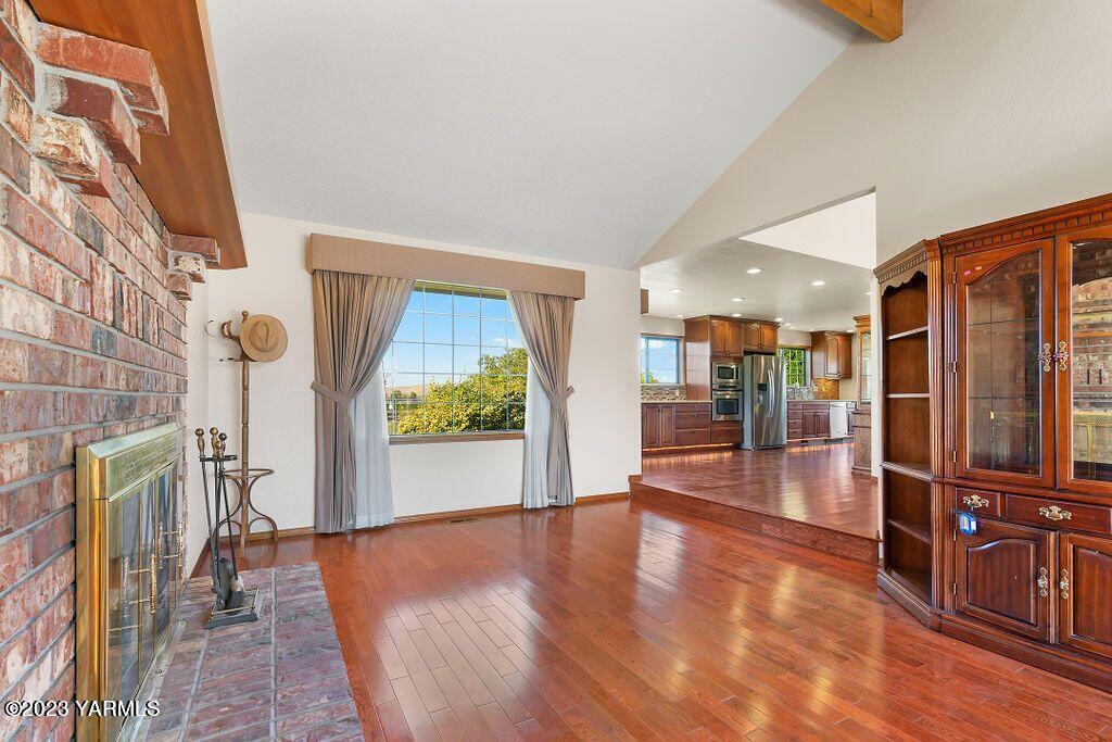 1703 Stein Road Yakima, WA 98908 - Photo 6 of 41 a view of a interior of the house