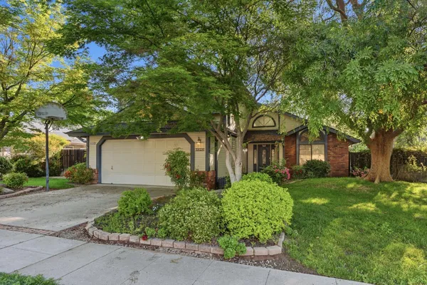$484,999 | 6424 North Vagedes Avenue, Fresno, CA 93711