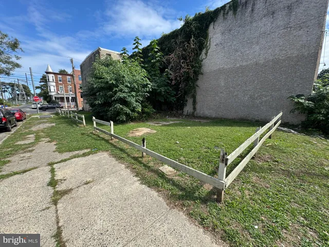 a view of a tennis court