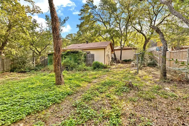 a house view with backyard space