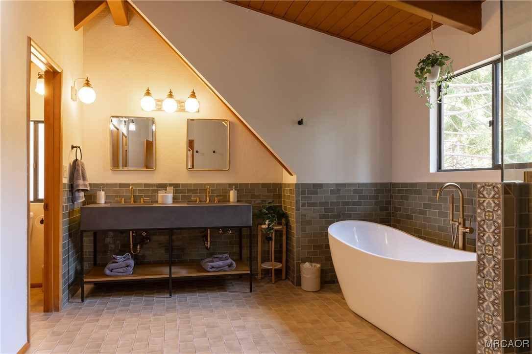 27207 Bernina Drive Lake Arrowhead, CA 92352 - Photo 32 of 47 Soaking Tub