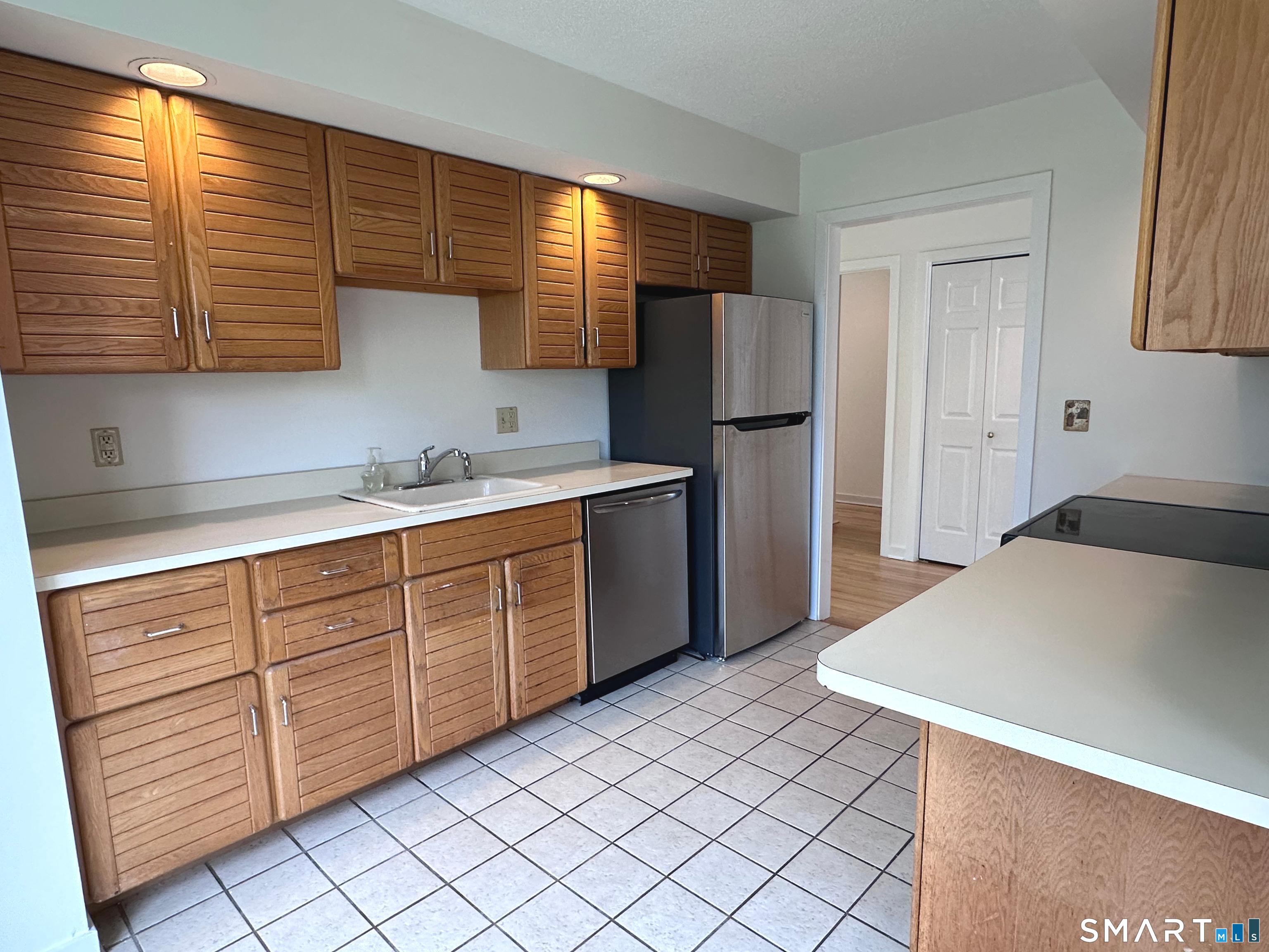 166 Glengarry Road, Unit 166 Fairfield, CT 06825 - Photo 8 of 39
