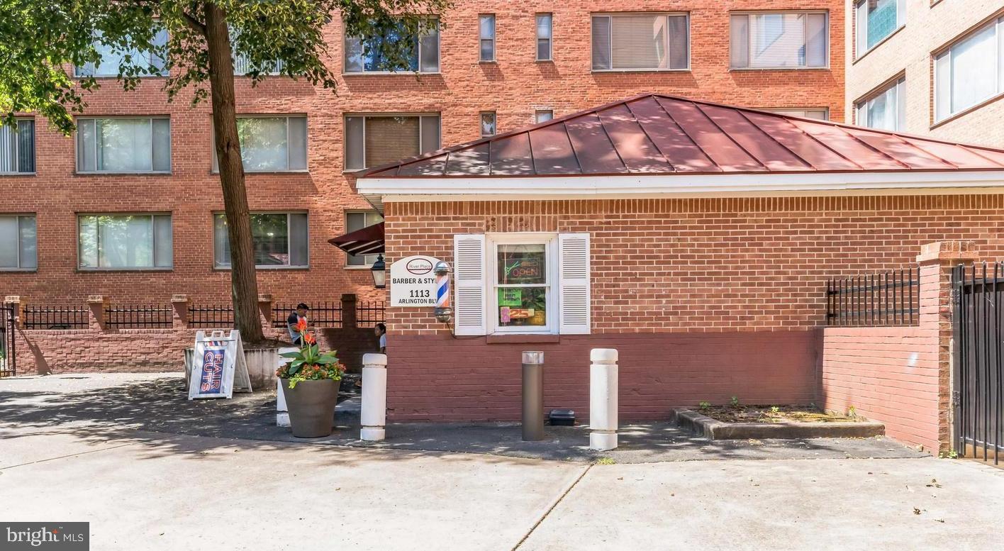 1021 Arlington Boulevard, Unit 928 Arlington, VA 22209 - Photo 29 of 44 Salon and Coffee Shop