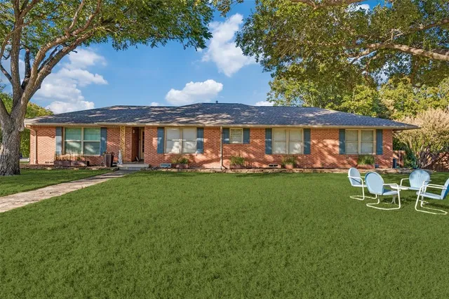 $1,300,000 | 907 East Texas Street, Grapevine, TX 76051