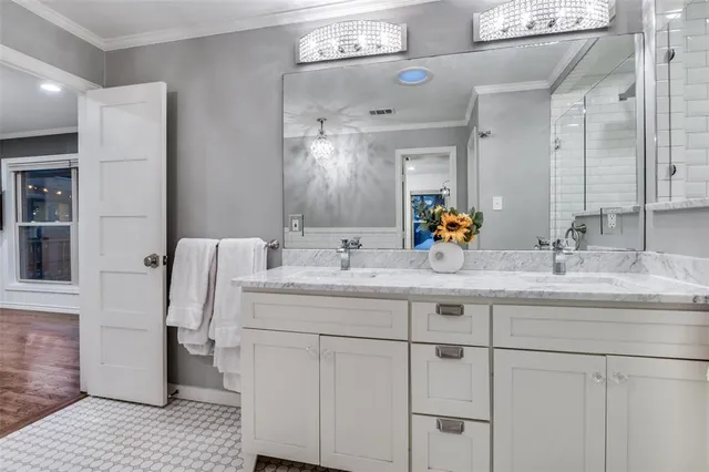 $1,300,000 | 907 East Texas Street, Grapevine, TX 76051