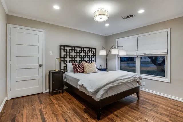 $1,300,000 | 907 East Texas Street, Grapevine, TX 76051