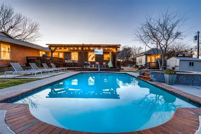 $1,300,000 | 907 East Texas Street, Grapevine, TX 76051