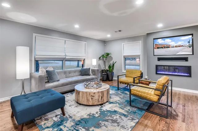 $1,300,000 | 907 East Texas Street, Grapevine, TX 76051