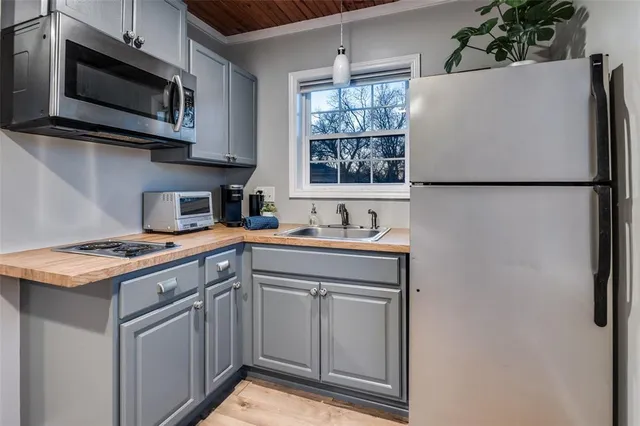 $1,300,000 | 907 East Texas Street, Grapevine, TX 76051