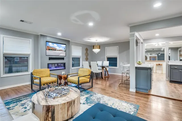 $1,300,000 | 907 East Texas Street, Grapevine, TX 76051