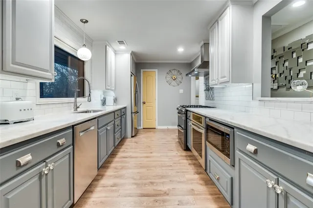 $1,300,000 | 907 East Texas Street, Grapevine, TX 76051