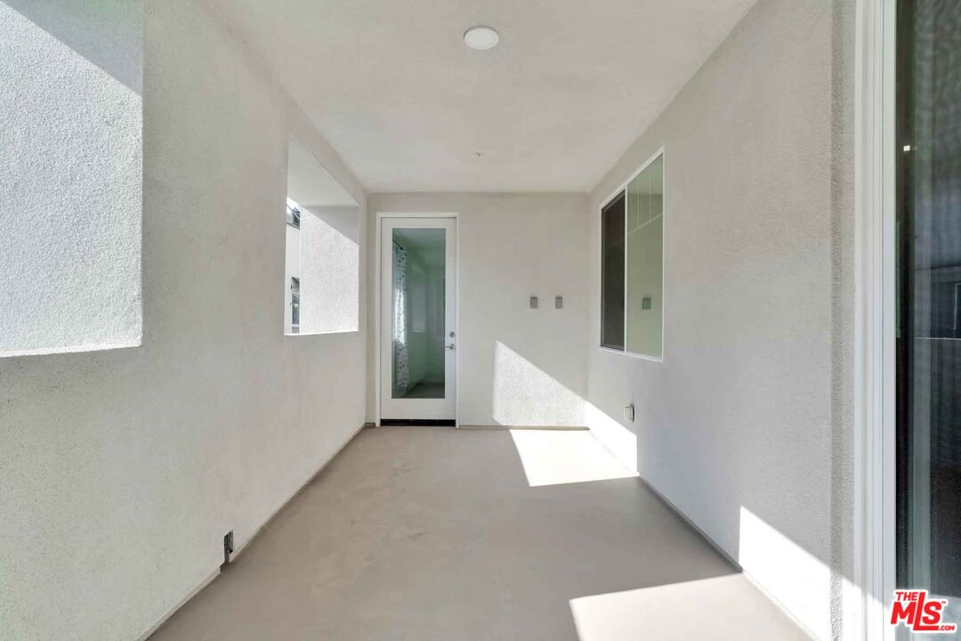 2850 Wagon Wheel Road, Unit 401 Oxnard, CA 93036 - Photo 21 of 31 an entryway to room with windows