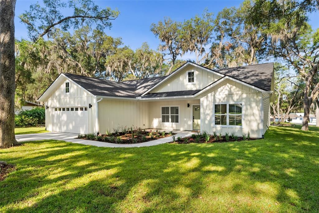 332 Southeast 3rd Avenue Melrose, FL 32666 - Photo 2 of 36 a front view of a house with a yard