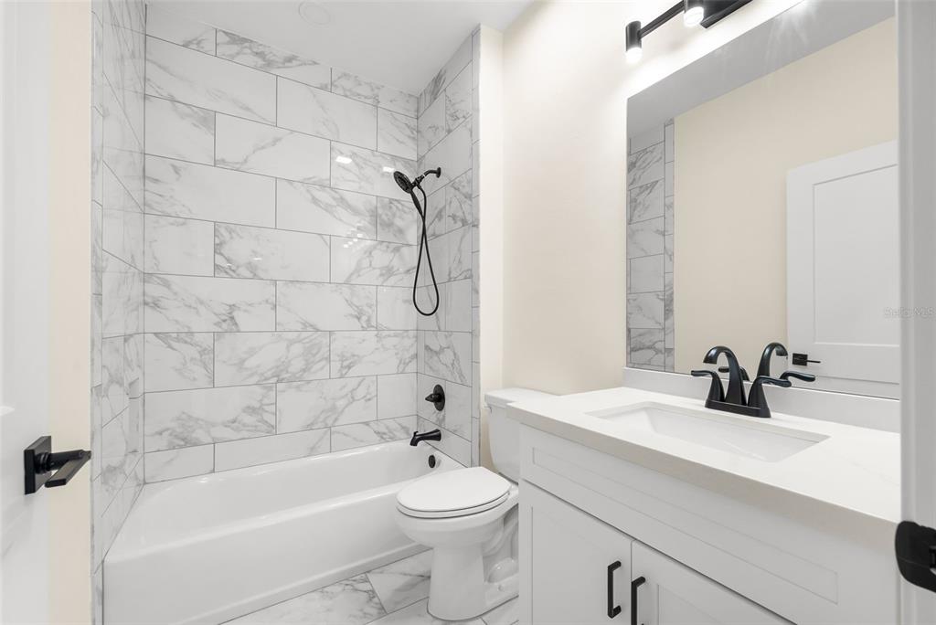 332 Southeast 3rd Avenue Melrose, FL 32666 - Photo 26 of 36 a bathroom with a sink a toilet and a mirror
