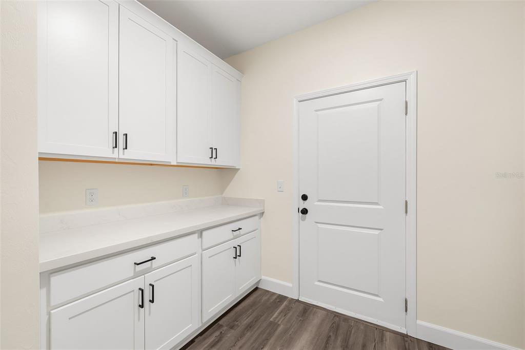 332 Southeast 3rd Avenue Melrose, FL 32666 - Photo 28 of 36 a view of cabinets and wooden floor
