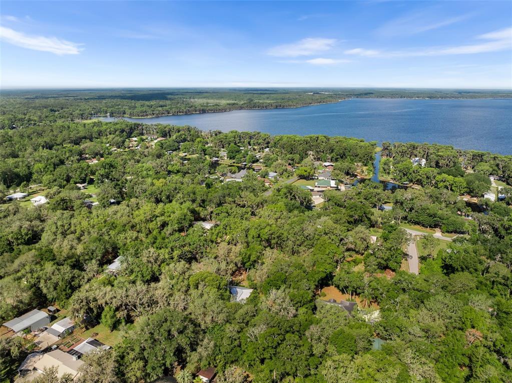 332 Southeast 3rd Avenue Melrose, FL 32666 - Photo 7 of 36 a view of a city with an ocean