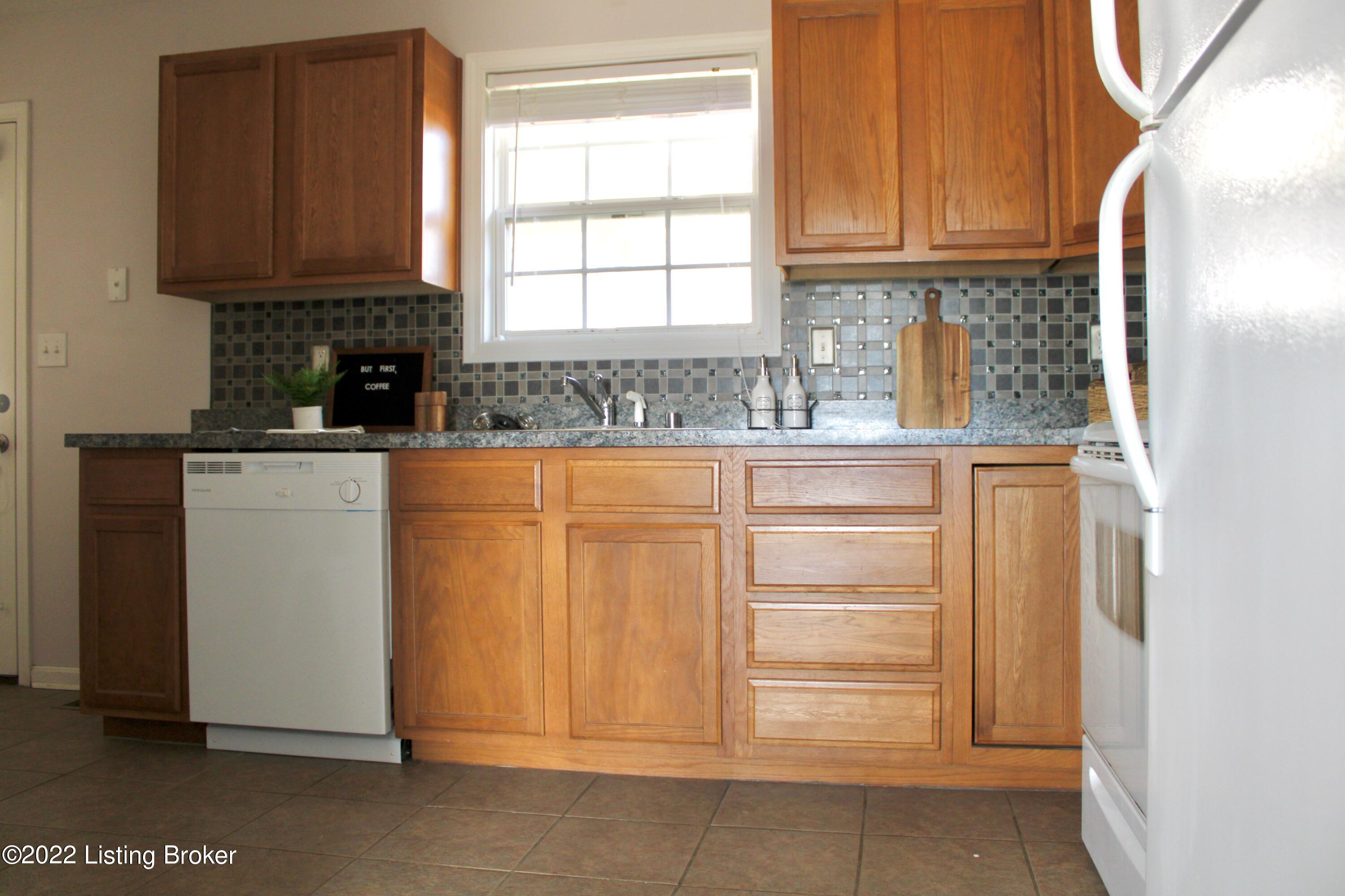8501 Splendid Point Louisville, KY 40229 - Photo 6 of 22 Eat-in Kitchen - all appliances stay