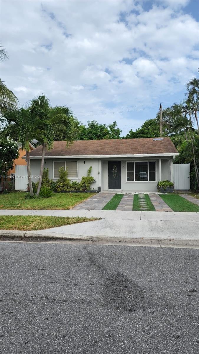 a view of house with a yard
