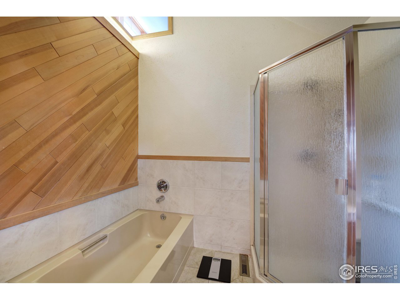 493 Sky Trail Road Boulder, CO 80302 - Photo 22 of 40 a bathroom with a tub and a shower