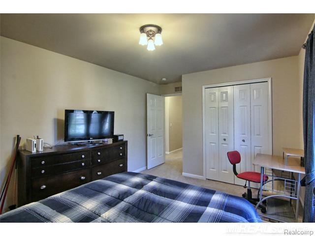 1353 Welland Drive Rochester, MI 48306 - Photo 24 of 35 31267417-23.JPG