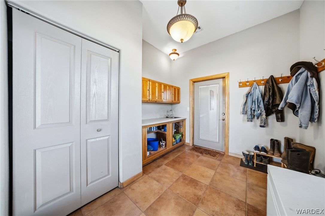11275 North Benjamin Road Kingman, AZ 86401 - Photo 24 of 99 Mud Room