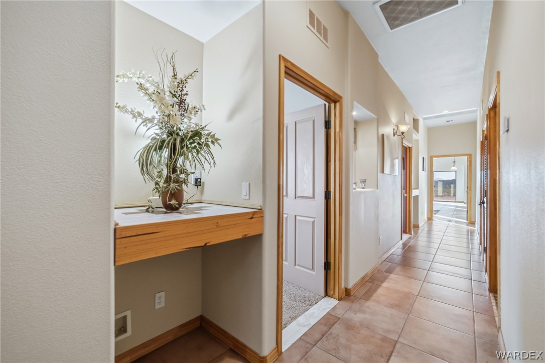 11275 North Benjamin Road Kingman, AZ 86401 - Photo 41 of 99 Hallway