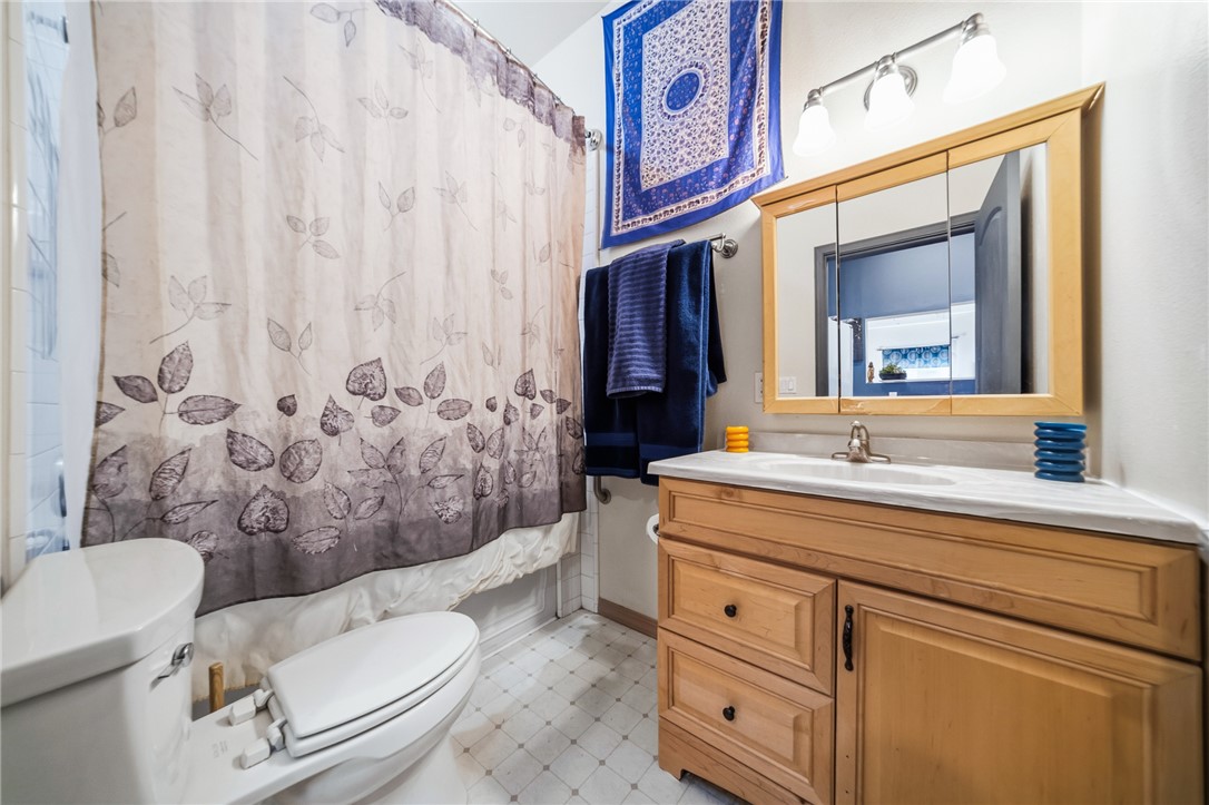 11275 North Benjamin Road Kingman, AZ 86401 - Photo 80 of 99 Casita Bathroom